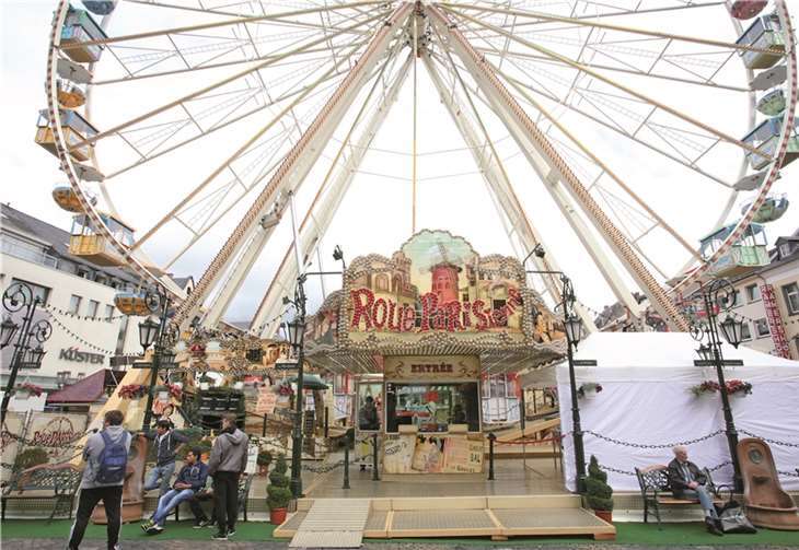Ein großes Herz für Tafel- und Flüchtlingskinder Meeting-Point October 16th, three o`clock pm. Treffpunkt ist am 16. Oktober um 15 Uhr am Riesenrad auf dem Marktplatz. WE