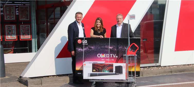 Mega-Freude bei MediaMarkt: Harald Romahn und Julia Pointner haben beim Geburtstagsgewinnspiel der Media Märkte Koblenz und Neuwied das große Los gezogen. Geschäftsführer Horst Steinlein überreichte die edlen Gewinne.Privat