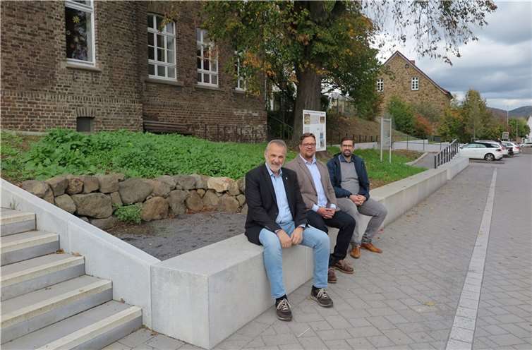 Mehlemer Straße mit deutlich mehr Aufenthaltscharakter – (v.l.) Bürgermeister Jörg Schmidt, Beigeordneter Swen Christian und FB-Leiter Christian Pohl.  Foto: Gemeinde Wachtberg/mm