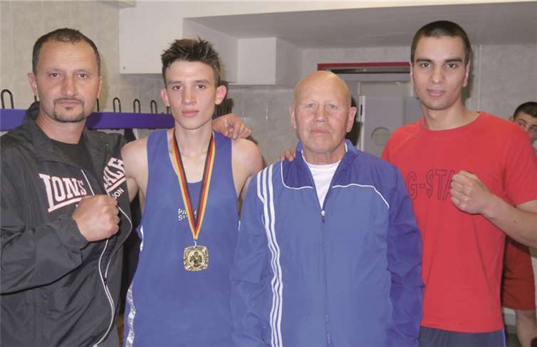 Mehmet (2.v.l.) mit Papa Yildiray Uzun (1.v.l.), Trainer Heinrich Ottersbach (3.v.l.) und Co-Trainer Robert Miah (4.v.l.). privat