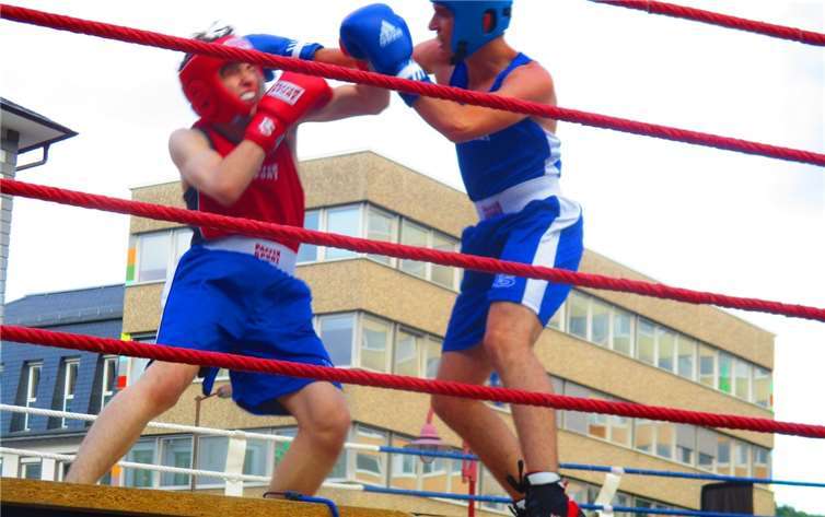 Mehmet Can Uzun (Box-Union Weißenthurm; blaue Ecke) gegen Dominik Kowal (BR Westerwald; rote Ecke).privat