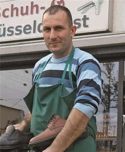 Schuh- und Schlüsseldienst in der Innenstadt eröffnet Mehmet Korkmaz Aufgabenspektrum reicht von Schuhen und Schlüsseln bis hin zu Koffern und Taschen sowie Schleifarbeiten an Messern und Scheren.privat