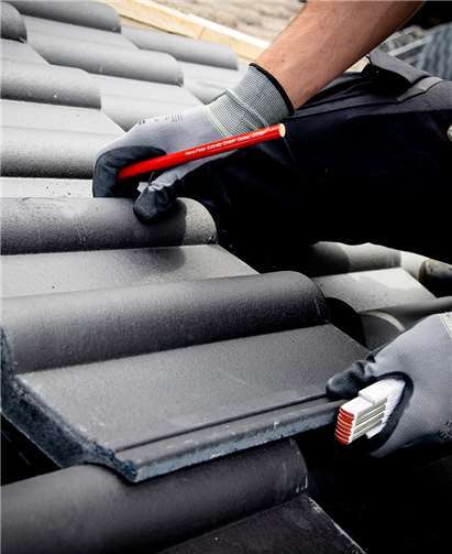 Mehr Geld für die „höchsten Jobs“. Für Dachdecker steigen zum neuen Jahr die Löhne.Foto: IG Bau