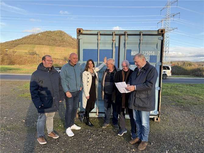 Mehr Gewerbeflächen fordern die Liberalen, die in Heimersheim die vorerst letzten Möglichkeiten für Gewerbeansiedlungen in Bad Neuenahr-Ahrweiler in Augenschein nahmen.  Foto: privat