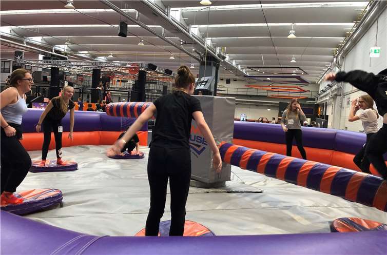 Mehr Körper- und Selbstbewusstsein konnten die Mädchen im jump-house erlernen. Foto: privat