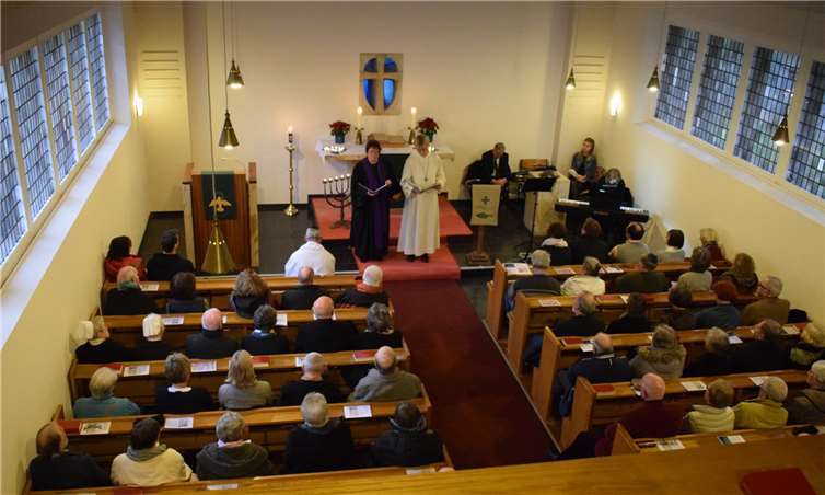 Mehr Menschen als die Friedenskirche Platz bietet, kamen zum jüdisch-christlichen Gottesdienst nach Friedrichssegen, um an die Opfer des Holocaust zu erinnern. Fotos: Dekanat Nassauer Land