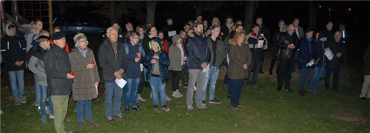 Mehr Menschen als in den vergangenen Jahren nahmen an der Gedenkfeier für die Ausschreitungen gegen Juden in der Nacht des 9. November 1938 teil. KER