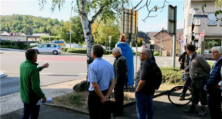 Mehr Sicherheit möchte man am Kreisel Harbachstraße erzielen. Fotos: Friedsam Werbeagentur