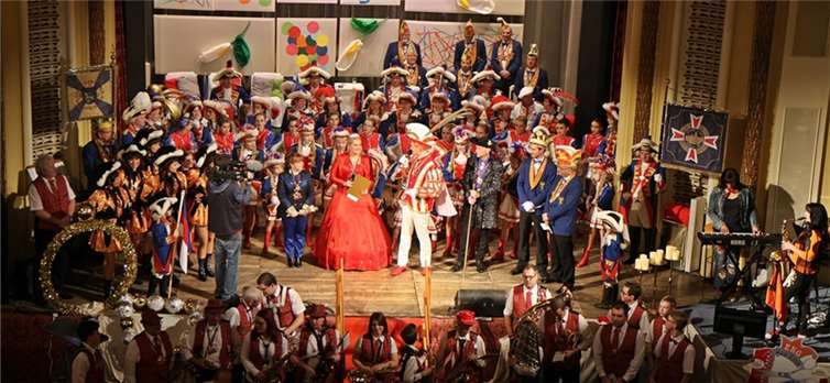 Mehr als 100 Aktive auf der Bühne des Theatersaals – so voll war es noch nie. WW/Willi Willig