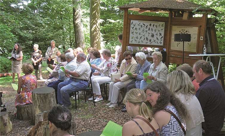Mehr als 100 Besucher nahmen am Abschlussgottesdienst im „Waldklassenzimmer“ auf dem Dürrholzer Naturerlebnispfad teil.privat