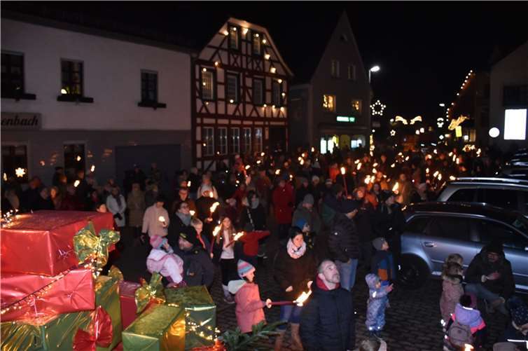 Mehr als 100 Fackeln hatte der Gewerbeverband für den Eröffnungsumzug gespendet.  Fotos: HEP