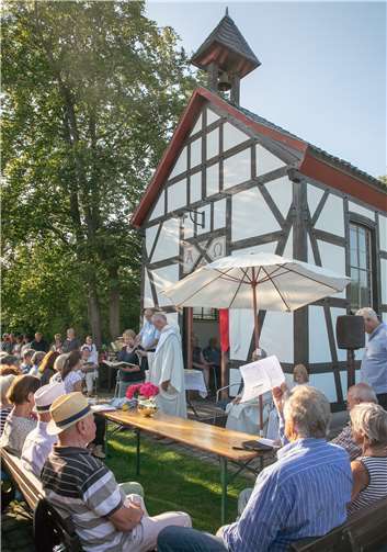 Mehr als 100 Freunde des „Klein Villiper Doms“ kamen auf Einladung des Kapellenvereins zum Patronatsfest der Kapelle „Maria Himmelkönigin“.