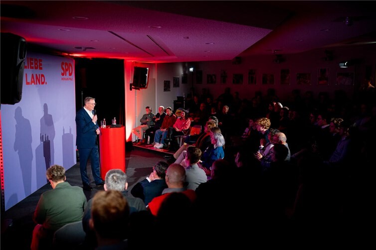 Mehr als 100 Gäste kamen in die Stadthalle Ransbach-Baumbach, um mit Alexander Schweitzer, Ministerpräsident, und Caroline Albert-Woll, Landtagskandidatin für den Wahlkreis Montabaur, im Rahmen der „Alexander Schweitzer Tour“ ins Gespräch zu kommen.