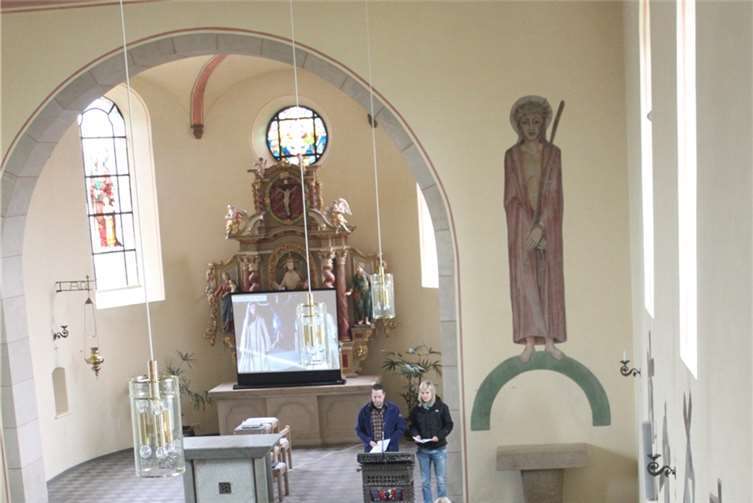 Mehr als 100 Gläubige verfolgten den Kreuzweg, den die Jugend Müllenbach vorbereitet hatte.privat