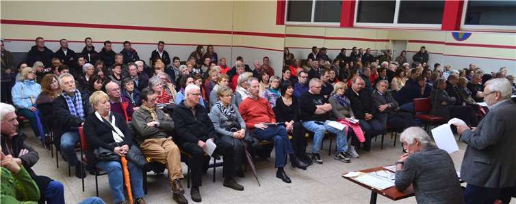 Mehr als 100 Gülser waren ins Bühnenhaus gekommen. HEP
