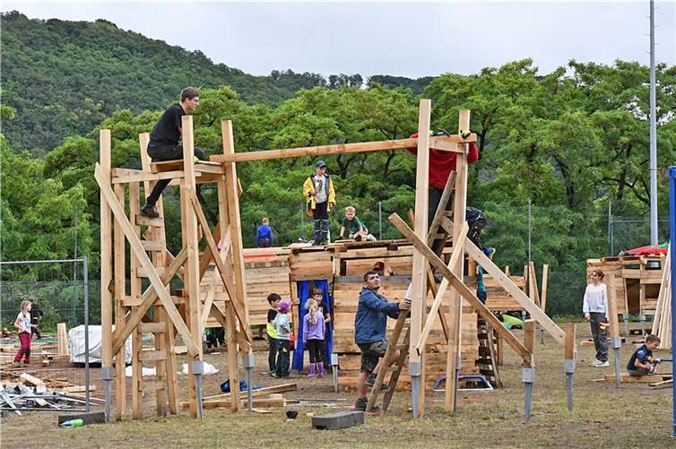 Mehr als 100 Kinder werkeln auf dem Baupeilplatz in Löf. Foto: Kreisverwaltung/Damian Morcinek