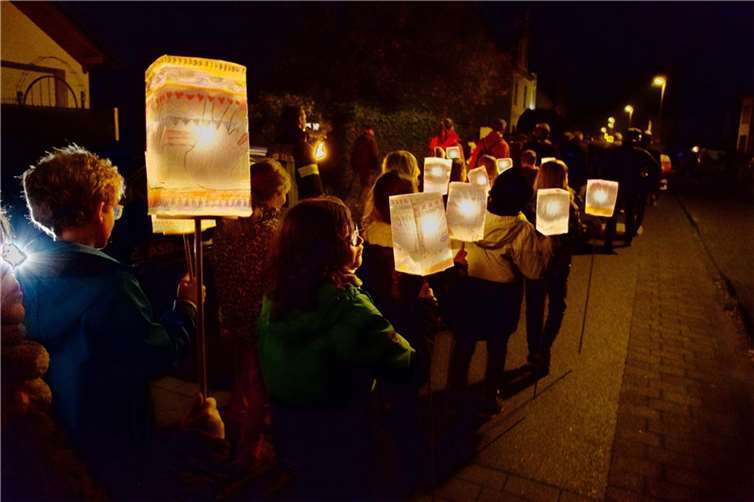 Mehr als 100 Kinder zogen mit ihren Laternen durch die Straßen. Foto: privat