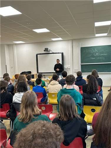 Mehr als 100 Schüler und Schülerinnen hörten dem Autor aufmerksam zu.  Foto: privat