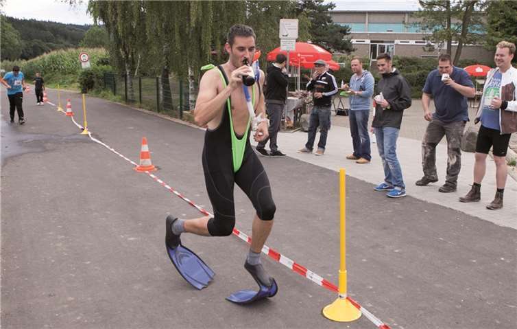Mehr als 100 Teilnehmer starteten beim Sponsorenlauf des SV Schwarz-Weiß Merzbach zugunsten der Finanzierung des geplanten Straßenplatzes. Mit dabei auch Jens Zimmermann, der zum Junggesellenabschied mit Schwimmflossen und Schnorcheln seine Runden absolvierte. Jost