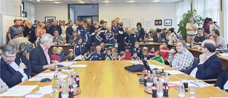 Mehr als 100 Zuhörer, vor allem aus den betroffenen Vereinen SV Swisttal und Hertha Buschhoven, verfolgten die jüngste Gemeinderatssitzung im Ludendorfer Rathaus, bei der es um die Zukunft der Gemeinschaftssportanlage bei Buschhoven ging. Foto: -JOST- 