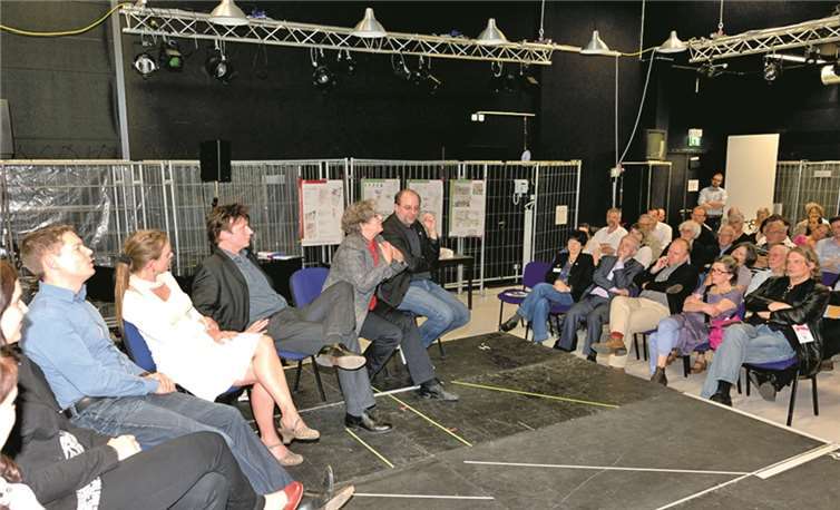 Mehr als 100 interessierte Bürgerinnen und Bürger waren zur Vortrags- und Diskussionsveranstaltung der Freunde der Bundesgartenschau Koblenz 2011 gekommen. Die Veranstaltungsreihe war wieder in die Probebühne 4 des Stadttheaters Koblenz zu Gast. Intendant Markus Dietze moderierte die Veranstaltung. Freunde der Bundesgartenschau Koblenz 2011