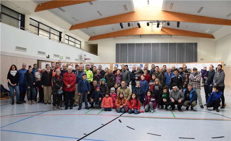 Mehr als 100 junge und ältere Helfer und Helferinnen brachten ihr Dorf auf Hochglanz.  UBU