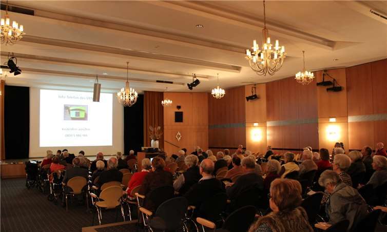 Mehr als 100, zumeist ältere Besucher waren zu der Informationsveranstaltung in der Augustinum Seniorenresidenz gekommen. Fotos: DU