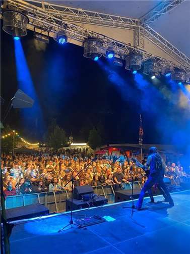 Mehr als 1.000 Besucher feierten ausgelassen.