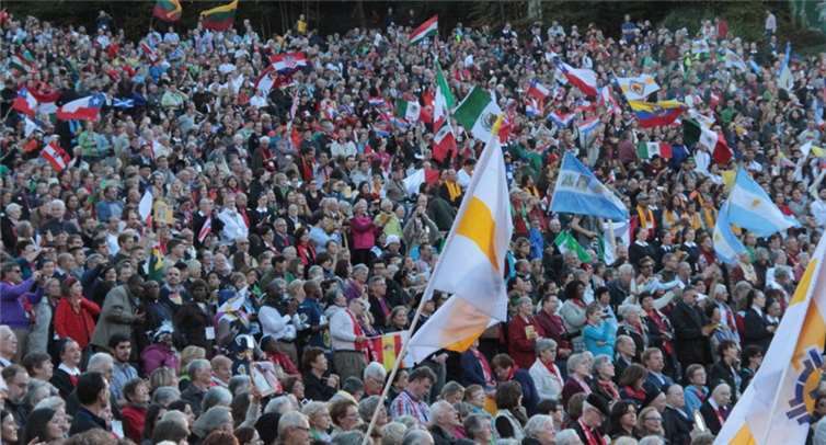 Mehr als 10.000 Besucher aus aller Welt am Sonntagnachmittag bei der Erneuerung des Liebesbündnisses mit Maria. Foto: AND