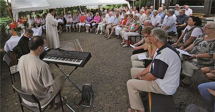 Mehr als 140 Gläubige besuchten den ökumenischen Wortgottesdienst im Freien.FIX