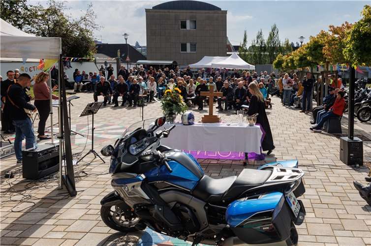 Mehr als 150 Gäste haben unter blauem Himmel einen sonnigen „MoGo“ gefeiert. . Fotos: Peter Bongard