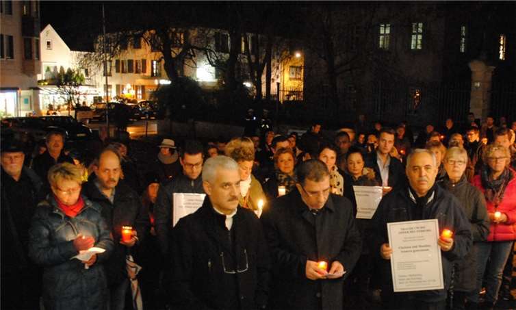 Mehr als 150 Menschen versammelten sich auf dem Marktplatz. privat
