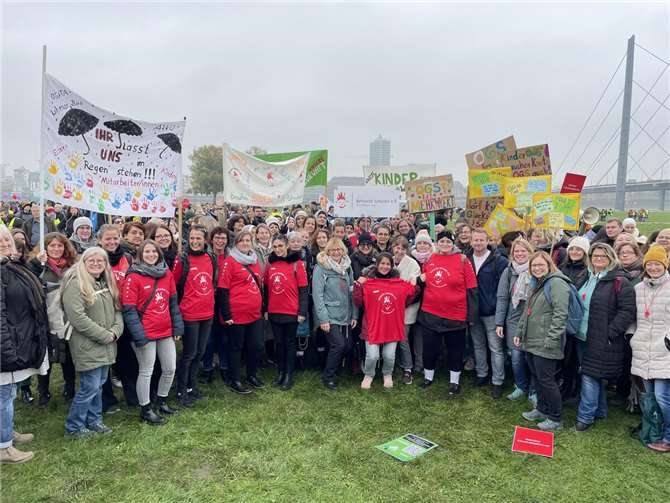 Mehr als 150 Mitarbeitende des OGS-Trägers Betreute Schulen e.V. nahmen an der Kundgebung „NRW, bleib sozial!“ auf den Düsseldorfer Rheinwiesen teil.  Fotos: Betreute Schulen e.V.