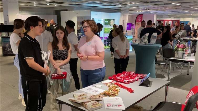 Mehr als 150 Unternehmen hatten die Gelegenheit genutzt, sich und ihre Ausbildungsgänge, Duale Studienplätze und Bildungsangebote sowie Auslandsaufenthalte vorzustellen. Foto: CF