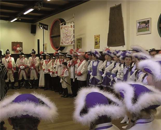 Mehr als 150 karnevalistische Akteure zogen ins Brauhaus ein.