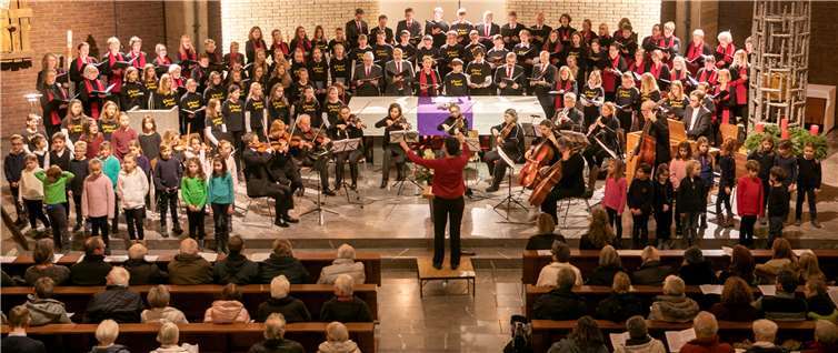 Mehr als 180 Sänger im Alter von sechs bis fast 90 Jahren begeisterten in der restlos ausverkauften Rheinbacher Pallottikirche das Publikum beim Chorkonzert zum Advent. Foto: JOST
