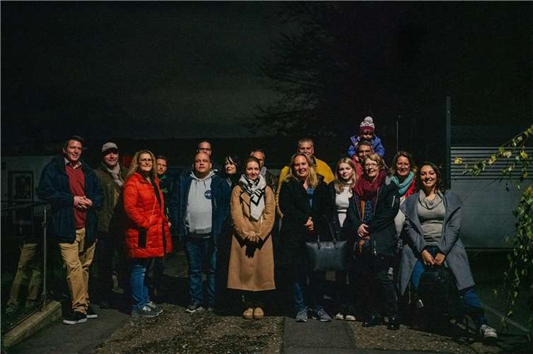 Mehr als 20 Mitglieder und Gäste hatten die tolle Möglichkeit, einer Einladung zur Nachtwanderung im Zoo Neuwied zu folgen. Foto: Chadia Struck