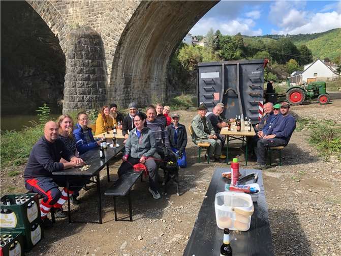 Mehr als 20 Personen beteiligten sich an der Aktion in Schuld.  Fotos: privat