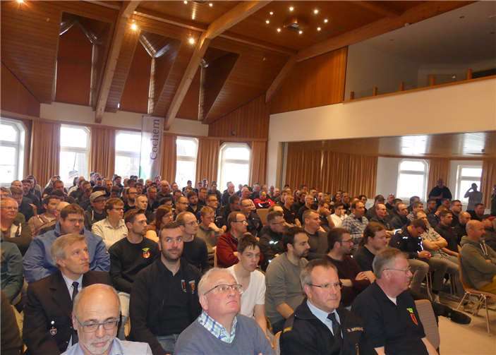 Mehr als 200 Feuerwehrleute aus der VG Cochem ließen sich im Faider Bürgerhaus fachlich informieren.