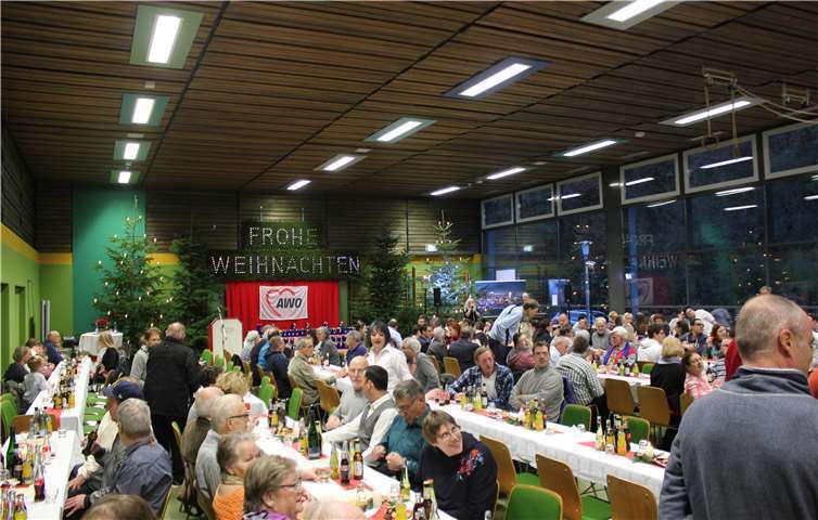 Mehr als 200 Gäste aus der Eifel, von der Mosel und vom Hunsrück hatten sich im vorweihnachtlichen Ambiente in der Halle am Sportzentrum des Klosters Ebernach in Cochem eingefunden.privat