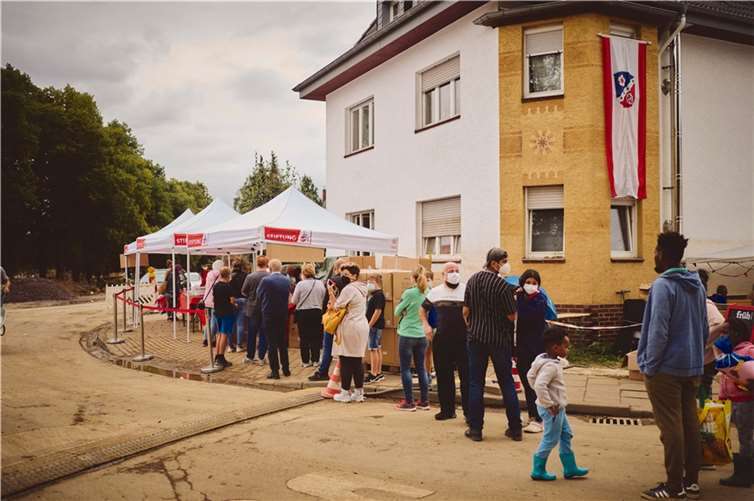 Mehr als 200 Kinder und Jugendliche machte die Stiftung 1. FC Köln glücklich. Foto: Thomas Faehnrich