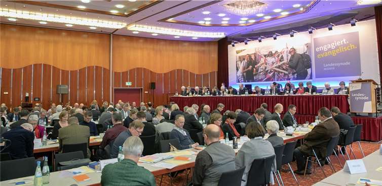 Mehr als 200 stimmberechtigte Mitglieder der Evangelischen Kirche im Rheinlandnahmen an der Landessynode im Dorint Parkhotel Bad Neuenahr teil. Dabei wurden nichtnur zukunftsweisende Beschlüsse gefasst, sondern auch gemeinsam gebetet und gesungen.
