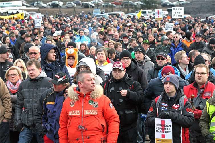 Mehr als 2000 Menschen demonstrierten jetzt am Nürburgring gegen die Pläne der Insolvenzverwalter.  