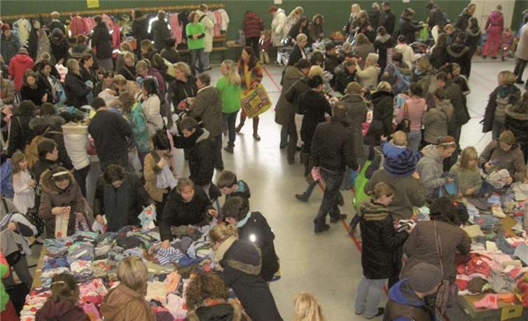 Mehr als 250 Besucher schauten beim Melsbacher Kleiderbasar des „Fördervereins der evangelischen KiTa und Grundschule Melsbach e.V.“ im Bürgerhaus Melsbach vorbei.
