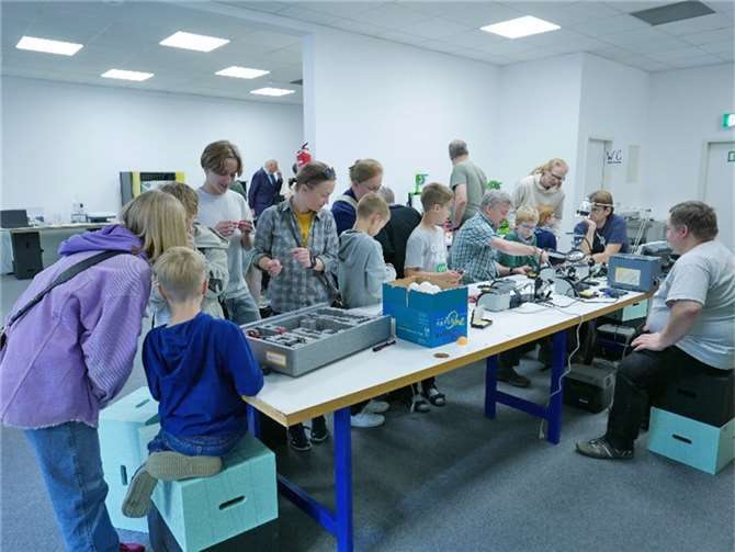 Mehr als 250 begeisterte Besucher jeden Alters verbrachten teilweise mehrere Stunden damit, die zahlreichen spannenden Möglichkeiten des MakerSpace zu erkunden und auszuprobieren.  Foto: MakerSpace Mayen-Koblenz gGmbH