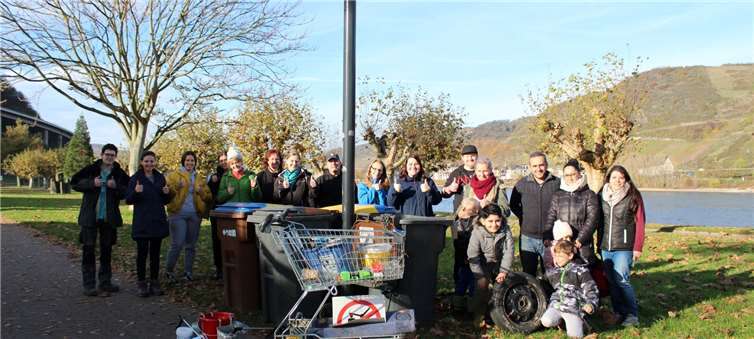 Mehr als 30 Leute fanden an einem sonnigen Herbsttag zusammen und halfen mit allen Kräften, um das Rheinufer von Müll zu befreien. Auch wenn zum Ende nicht mehr alle Helfer da waren, zeigt die Müllbilanz, was sie alles gemeinsam geschafft haben an diesem Tag.