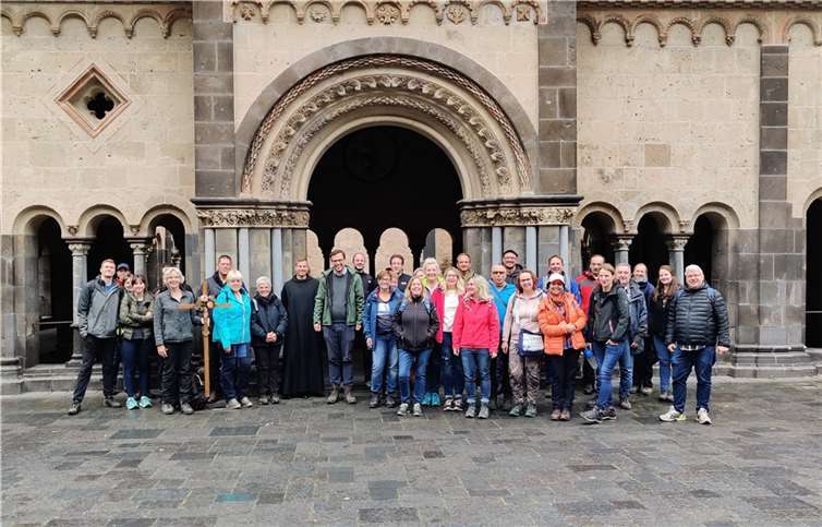 Mehr als 30 Mitarbeitende der Barmherzigen Brüder Saffig sind bei einer gemeinsamen Wallfahrt von Nickenich nach Maria Laach gewandert. Den Höhepunkt bildete ein abschließender Gottesdienst in der Krypta der Benediktinerabtei. Foto: privat