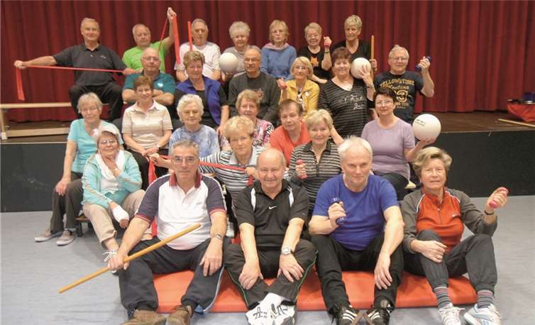 Mehr als 30 Mitglieder zählt die Gruppe „Sie und Er 55 plus“, die von Hubert Breitbach (hinten links) trainiert wird.privat