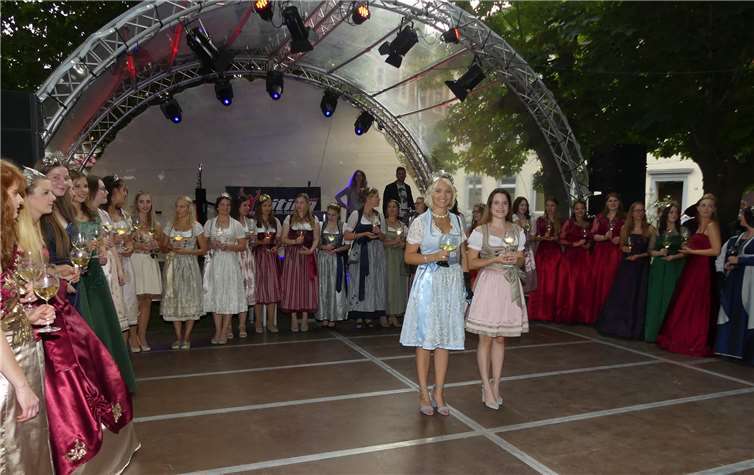 Mehr als 30 Weinmajestäten aus der Region Untermoselmachten in Moselkern ihre geschätzte Aufwartung. Fotos: TE