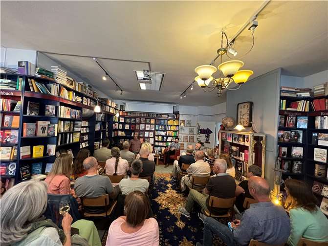 Mehr als 30 Zuhörer kamen nach Remagen in die Buchhandlung Geber.  Foto:privat